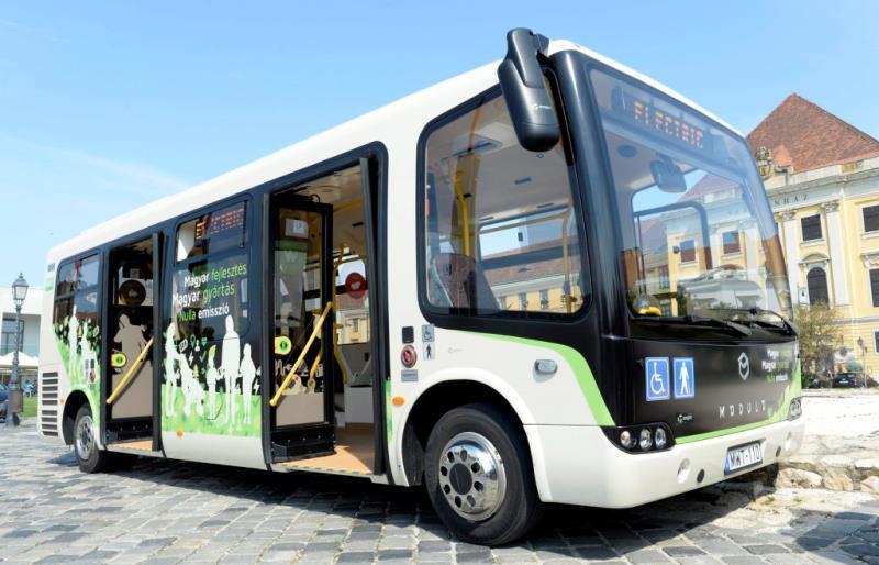 A hajtáslánc veszteségeinek csökkentése Elektromos hajtások fejlesztése Fejlesztési példák: magyar elektromos hajtású autóbusz Üvegszálas kompozit vázszerkezetű ultrakönnyű jármű Lehet teljesen