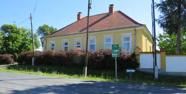 Megtalálható a 70-venes- 80-vanas évek több divatirányzata is: két szintes, rossz arányú házak, emeleten