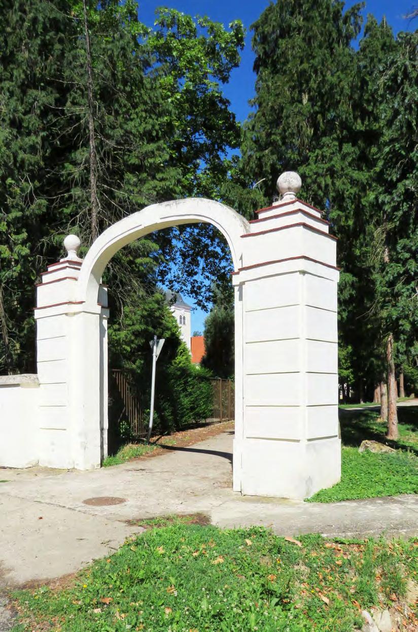 8 9 A Batthyányiak által építtetett kastély értelmi fogyatékosok otthonaként működik, így a hozzákapcsolódó park a közhasználat elől elzárt.