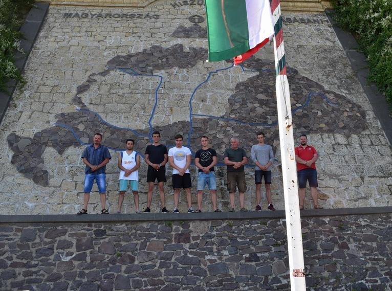 TATABÁNYAI ÁRPÁD GIMNÁZIUM IFJÚSÁGI az iránynak a megtartását vittük jelen pályázat során is SZERVEZETE tovább, amit a központi iroda írt ki, a Felvidékről kitelepí- A diákutaztatási program