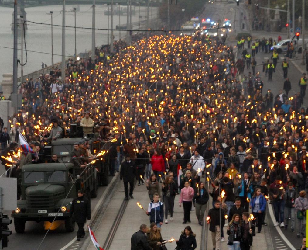 Barnabás és Pandy Rita. A helyszínen Kun Ferencz interjút Szeptember 25-én a gútai magyar alapiskolások részére képviselte a Szövetséget. Az ipolysági magyar iskolakez- gyar Leventénél.