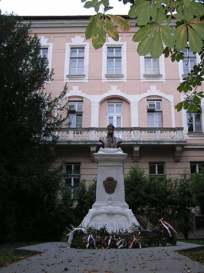előtt 135.