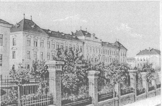 szobor a főépület előtt