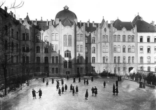 A fővárosnak célja volt, hogy a többi iskolában is hasonló udvarok jöjjenek létre, ezért 1912-ben határozatban utasították az iskolákat, hogy mielőbb rendezzék udvaraikat, illetve küldjenek rajzzal