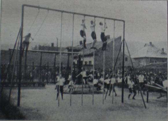 000 m2 területen egy iskolai sportpálya előkészületeit is megkezdték. 307 35. ábra: A Hunor utcai iskolai játszótér, 1931. (HODÁSZY 1931, p. 221.
