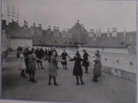 36. ábra: A Mária Terézia téri és a Lehel utcai iskola tetőterasza. (KABDEBO 1913, p. 88., 58.