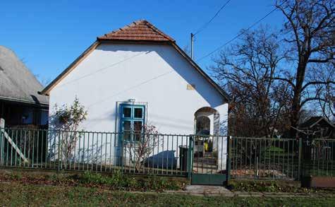 A lakóházak tömege, tetőformája egyszerű, az utcára jellemző előkerti vonalon helyezkednek el az épületek.