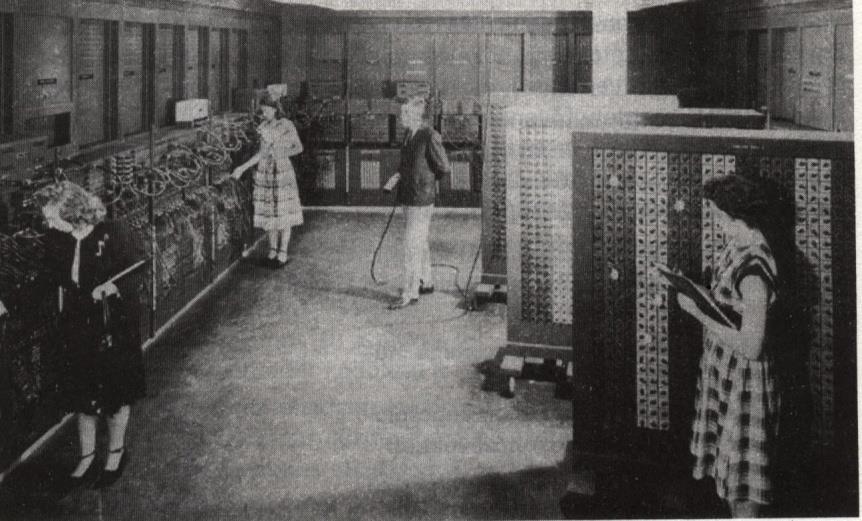 ENIAC Az első általános célú elektronikus digitális számítógép, az ENIAC (Electronic Numerical Integrator And Computer) volt.