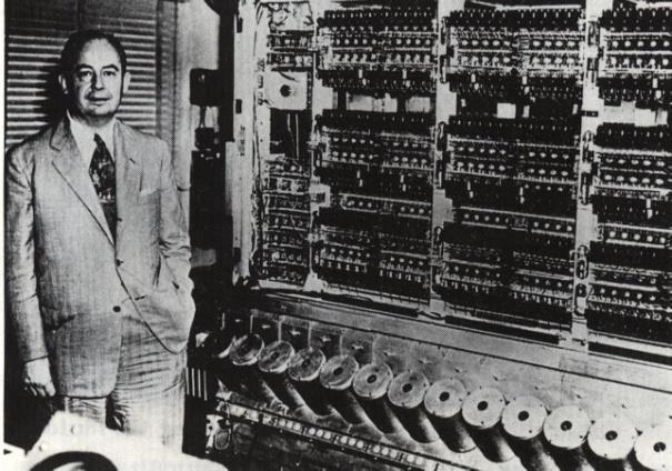 EDVAC Az ENIAC utóda, az EDVAC (Electronic Discrete Variable Automatic Calculator) ugyancsak Mauchly és Eckert vezetésével épült 1944-től 1948-ig.