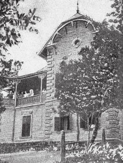 A villák és tulajdonosaik 91 Mindnyájan ismerték egymást, egyedül a fent említett Gyulafi úrral nem mutatkoztak még be, de miután az illető úr szállt be utóbb és még Peténének, a nőnek sem