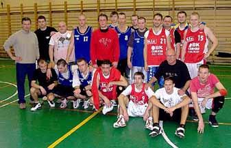 14 / ŠPORT MESTSKÉ NOVINY v 30. DECEMBRA 2011 Úspešná sobota v ŠalgOtarjáne Basketbalisti z BK CEMERA Pelikán a basketbalistky BK KARČI Pelikán z Lučenca sa dňa 10. 12. 2011 zúčastnili 15.