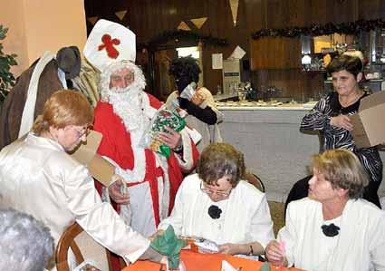 30. DECEMBRA 2011 v MESTSKÉ NOVINY Neposlušný čert doprevádzal Mikuláša Mikulášsky večierok a rozlúčka so starým rokom stála za to, aspoň tak to tvrdili dôchodcovia z Denného centra pre seniorov na
