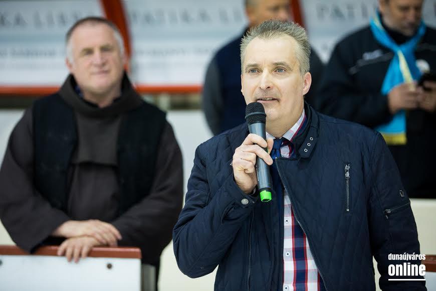Cserna Gábor polgármester a mérk?zés el?tt arról beszélt nekünk, rendkívüli jégkorong ünnep tölti be a dunaújvárosi jégcsarnokot. - A mi h?seink a jégen születtek, és most hazatértek az egykori m?