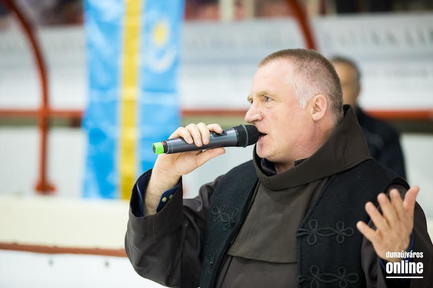 A beszédemben is mondtam, hogy amikor a mi Urunk, Jézus Krisztus karácsonykor megszületett, az els? dolga az volt, hogy rámosolyodott anyukájára. Tudjuk jól, hogy miel?