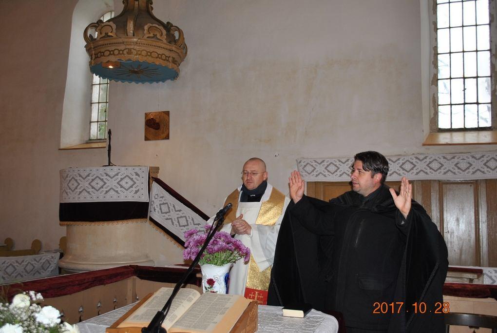 XI. évf. 10. szám 11. oldal KÖZSÉGI DOBSZÓ Miklós Csaba Péter a hálaadó istentisztelet igemagyarázatát a Nehémiás 8,10-re alapozta.
