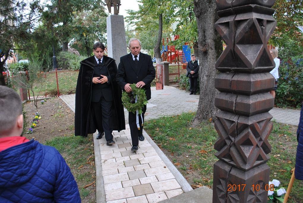 fegyverekre, nem az ellenség álnok bosszújára, nem siránkoztak sorsuk felett, mert