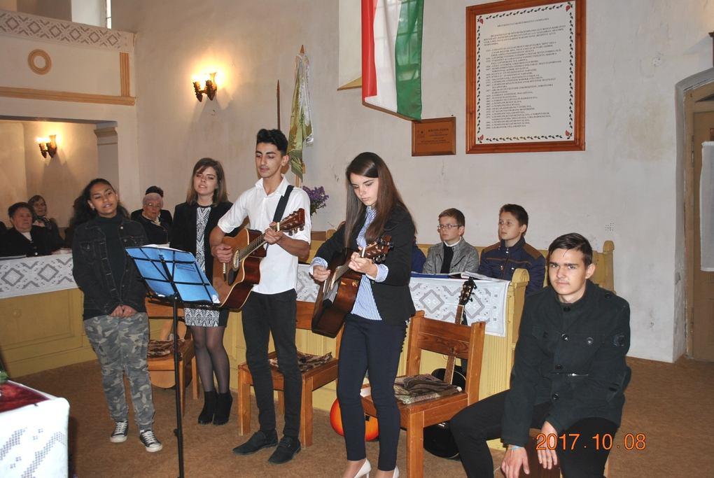 együttese és az ifjak együttese nemzeti dalokkal emlékeztek a kivégzett áldozatokra.