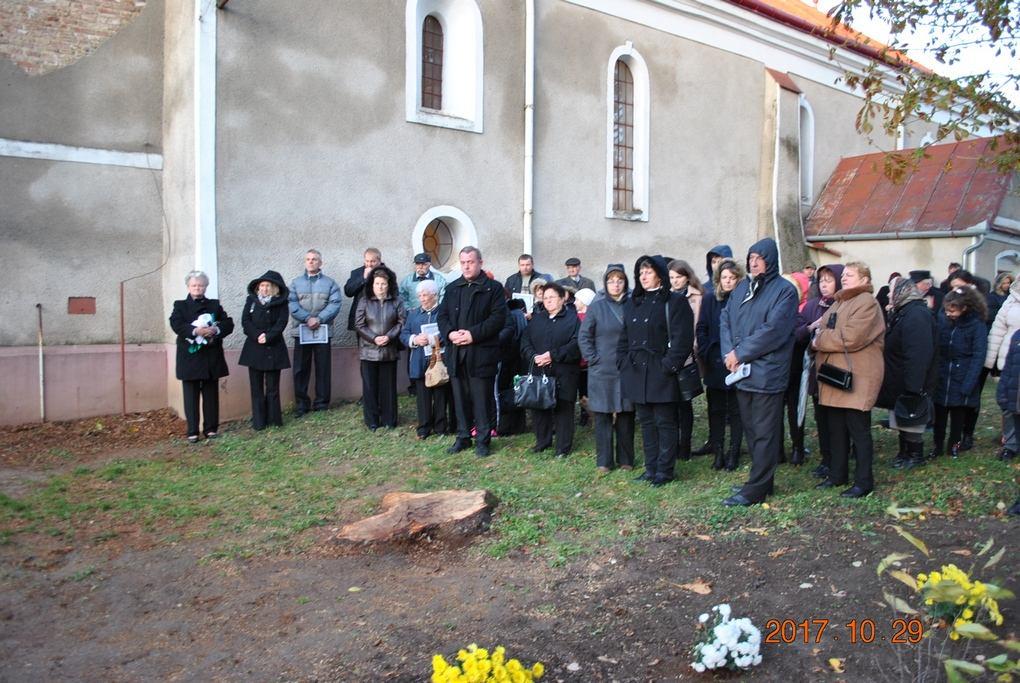 A bemutatást követően a gyülekezet kivonult a templomkertbe, ahol elsőként kiszegezték a templomajtóra a magyarra fordított lutheri 95 tételt, majd Dénes István Lukács