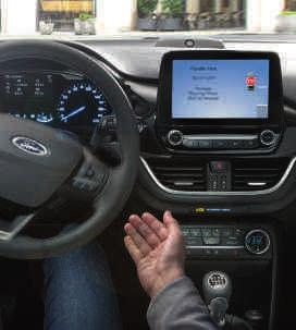 A parkolóhelyről kihajtást segítő rendszer úgy működik, mint egy fordított Aktív parkolást segítő rendszer, és így segít Önnek kikormányozni a járművet egy párhuzamos parkolóhelyről.