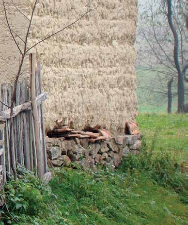 The area is bordered by the Șes Mountain and the Măgura Mountain, and it is crossed by the rivers Crasna and Barcău.