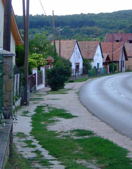 3. ÉPÍTÉSZETI ÖRÖKSÉGÜNK Sváb építészeti hagyományok A korábbi térképeken jól látszik, hogy a településmag házainak mindegyike az utcára merőleges hossztengelyű, nyeregtetős ház volt, melyek az