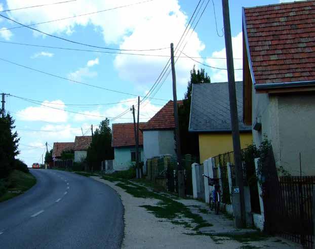 7. ÉPÍTÉSZETI AJÁNLÁSOK Klasszikus falusias beépítésû lakóterületek A klasszikus falusias beépítésű lakóterületek és a sváb házak építészeti karaktere földszintes, egyszerű tömegű épületek nyugodt,
