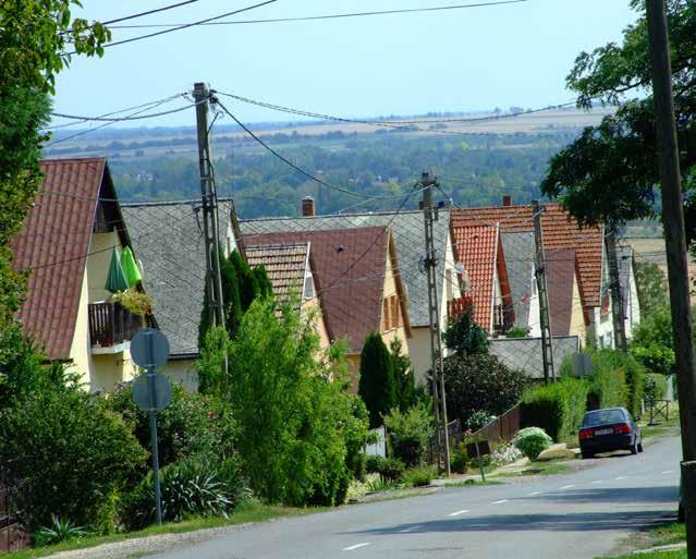 7. ÉPÍTÉSZETI AJÁNLÁSOK Beállt lakóterület A beállt lakóterület építészeti karaktere földszint + tetőtér-beépítés (térdfal) nyugodt, egyszerű nyeregtető két traktus szélességű utcai homlokzat