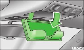 VIGYÁZAT A tárolóhálóban nem szabad éles szélű tárgyakat elhelyezni, azok megsérthetnék a tárolóhálót. Szemüvegtartó Tárolórekesz az első ajtókban 76.