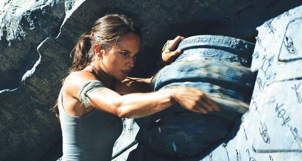 Ez nem jelenti azt, hogy a Tomb Raider ne lenne teli eltúlzott jelenetekkel és hihetetlen akciókkal, de végig érződik benne egyfajta szimpatikus mértéktartás, ami 2018-ban bizony mindenképp