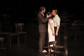 11. Elemezze Pina Bausch: Café Müller című darabját! Milyen témát vet fel a darab, milyen helyszínen? Milyen tánctechnikai és dramaturgiai eszközöket használ Bausch a kifejezés érdekében?