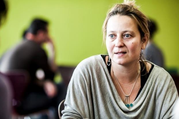 SZÍNHÁZI NEVELÉS FÓRUMSZÍNHÁZAS GYAKORLATOK Romankovics Edit színész-drámatanár, a Kerekasztal Színházi Nevelési Központ