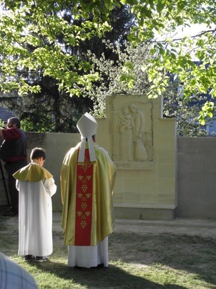 Kitelepítési Emlékmű A Német Nemzetiségi Önkormányzat Márkó felkérte Enyingi Mihály keramikus művészt (tudjuk, hogy Misi nem szereti, ha így szólítják, de a tények magukért beszélnek - a kálvária, a