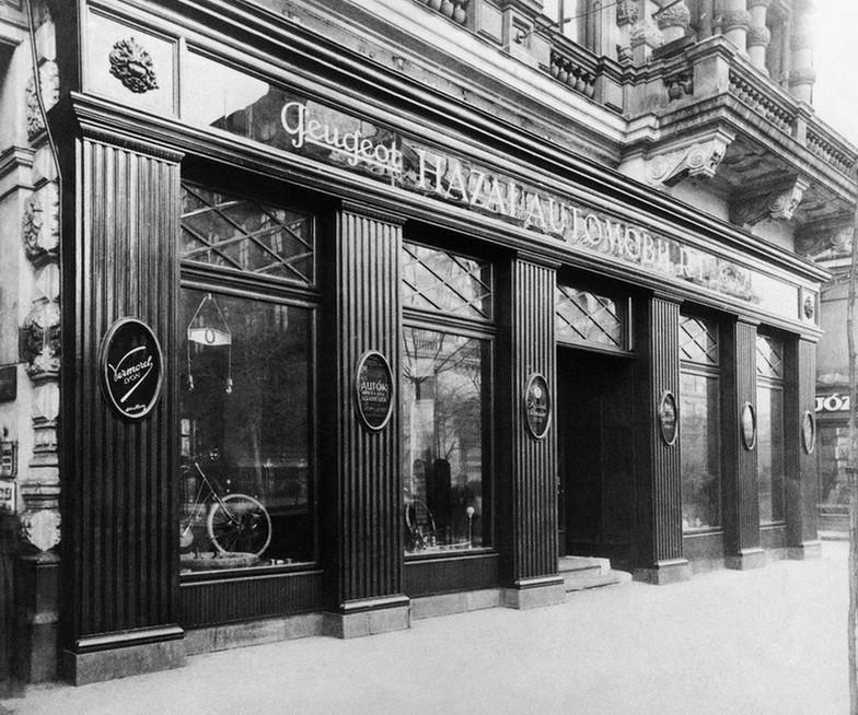14 4. ábra A HART Múzeum körút 13. alatti bemutatóterme 1923-ban (Forrás: http://totalcar.hu/galeria/totalcar/kozelet/2012/12/21/az_autokereskedelem_hoskora/10 ) A cég másik telephelyén, a VII. ker.