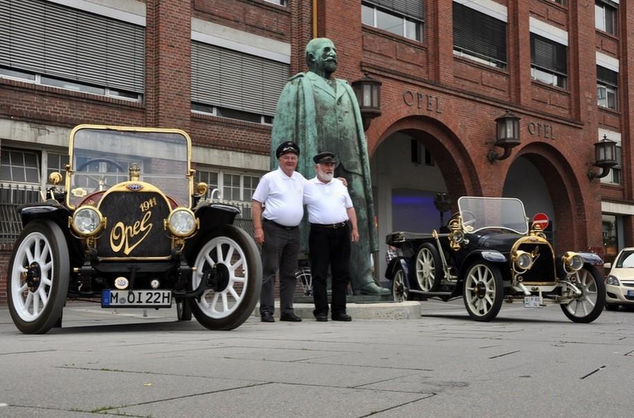 18 amikor egy 100 éves Opel Torpedo-val együtt látogatást tettek az Opel gyárban, ahol megszülettek. 7.