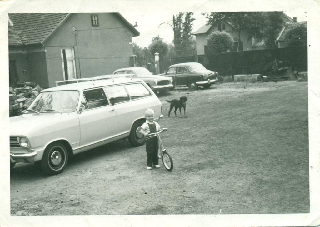 57 Bánsági úr 1967. november 14-én vette át autóját Rüsselsheimben, miután Alfred Iczkovits Opel képviselőtől Svájcban megrendelte.