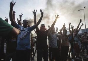 A pilot vizsgálat során a fenti szempontokból két szélsőséget használtunk fel, az egyik képen egy kislány látható játékkal a kezében, 9 a másikon pedig fiatal férfiak egy csoportja látszik, amint
