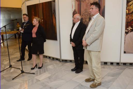 Kiállítás Mária-Út kiállítás a kormányhivatalban Lőrincz Sándor galériavezető nyitotta meg a kiállítást 2018.