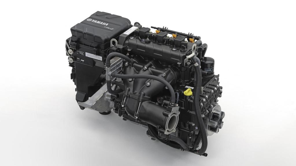 Vadonatúj TR-1 nagy teljesítményű 1049 ccm-es, 3 hengeres motor A VX Deluxe-t a legújabb, 1049 ccm-es, 3 hengeres, nagy teljesítményű TR- 1-es motorunk hajtja.