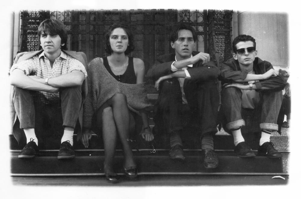 A fotót Bartis Attila készítette 1989. október 23-án.-- a szerző megjegyzése). Aki nem látszik, az a fénykép készítője: Attila. Ő, Árpád és Zoli a barátaim. Ági a szerelmem.