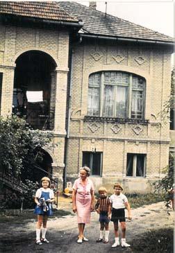 100 História Friedvalszky Erzsébet Pásztóhy Arthurné (1907 1983) jászberényi háza előtt, valamint Frivaldszky Bernadett (1968 ), János (1969 ) és Márk (1971 ), 1976.