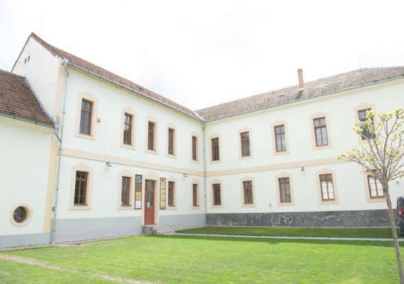 História 105 A jászberényi börtön Kiszabadulása után hazament szüleihez Jászberénybe, ahonnan többször ellátogatott Budapestre.