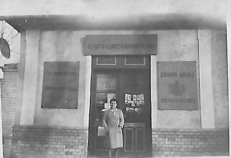 154 1956 forradalma Szívósék első vegyesboltja, Jászberényben a Kossuth utcában. Fiatalokból álló amatőr társulatával 56 őszén is rendszeresen próbáltak, bemutatóra készültek.
