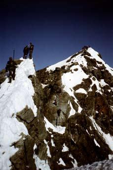 224 Örökségünk A Grossglockner (3798 m) csúcsgerincén, kevéssel az utolsó nehezebb szakasz előtt (Alpok, Hohe Tauern hegység, Ausztria) Előhúztuk hát Kisember másik szállóigéjét, miszerint: A járt