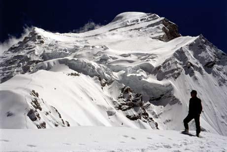 228 Örökségünk A Cho Oyu (8201 m) csúcsára vezető normálút az első (6400 m) táborhelyről (Ázsia, Himalája, Tibet) társaink leereszkedését segítsük.