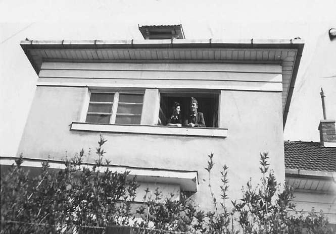 Örökségünk 231 Kristóf György tanár villájának ablakában Kiss József zászlós és felesége Ili, 1944.