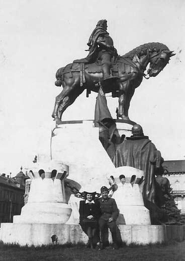 234 Örökségünk A Mátyás szobornál, Kolozsvár, 1944. április, Kiss József zászlós és felesége Ili Csak a hajfonata van ott. Ő 27 megölt embertársával közös, jelöletlen sírban nyugszik.