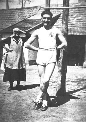 Szinte minden hétvégén versenyre vitte őket, de ez nem okozott családi problémákat, hiszen egész héten együtt voltunk a sportpályán.