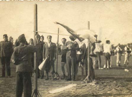 244 Örökségünk Apám 1938-as 155-ös ugrása zunkban. Persze azért átjártunk néha-néha fürödni a jászapáti strandra.