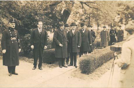 História 93 Friedvalszky Ferenc (balról 5.) Imrédy Bélával (balról 3.) 1933? hogy a képviselők találkozhassanak a tanyákon élő választóikkal, akik pedig a leglelkesebbek közé tartoztak.