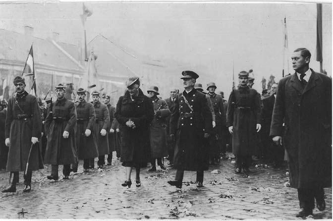 História 97 Horthy Miklós bevonul Kassára. Bal szélen: Pásztóhy Arthur elcsendesedett, mikor Budapestre költöztek.